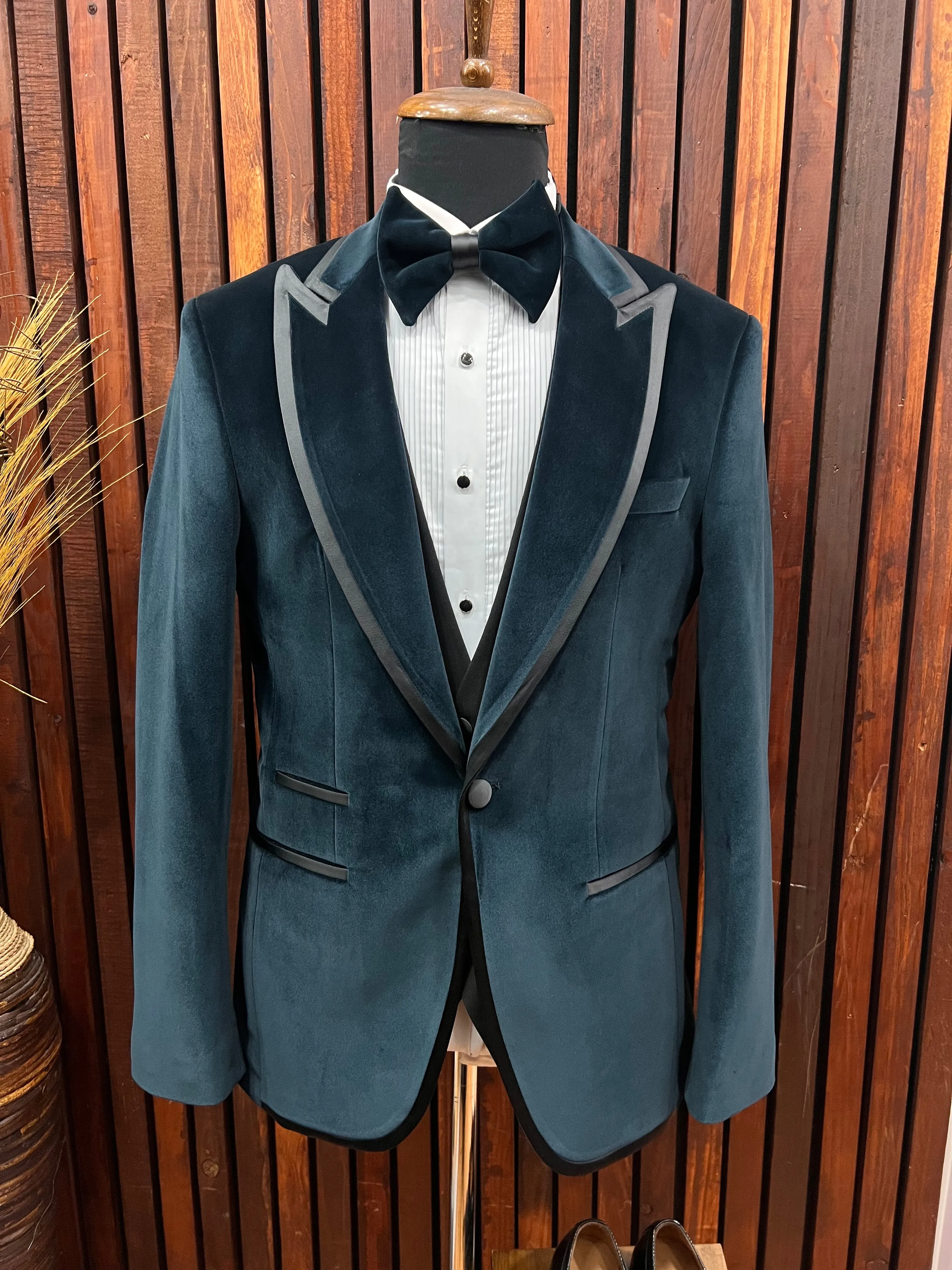 Mens Slim Fit Emerald Green Velvet Wedding Tuxedo Peak Lapel