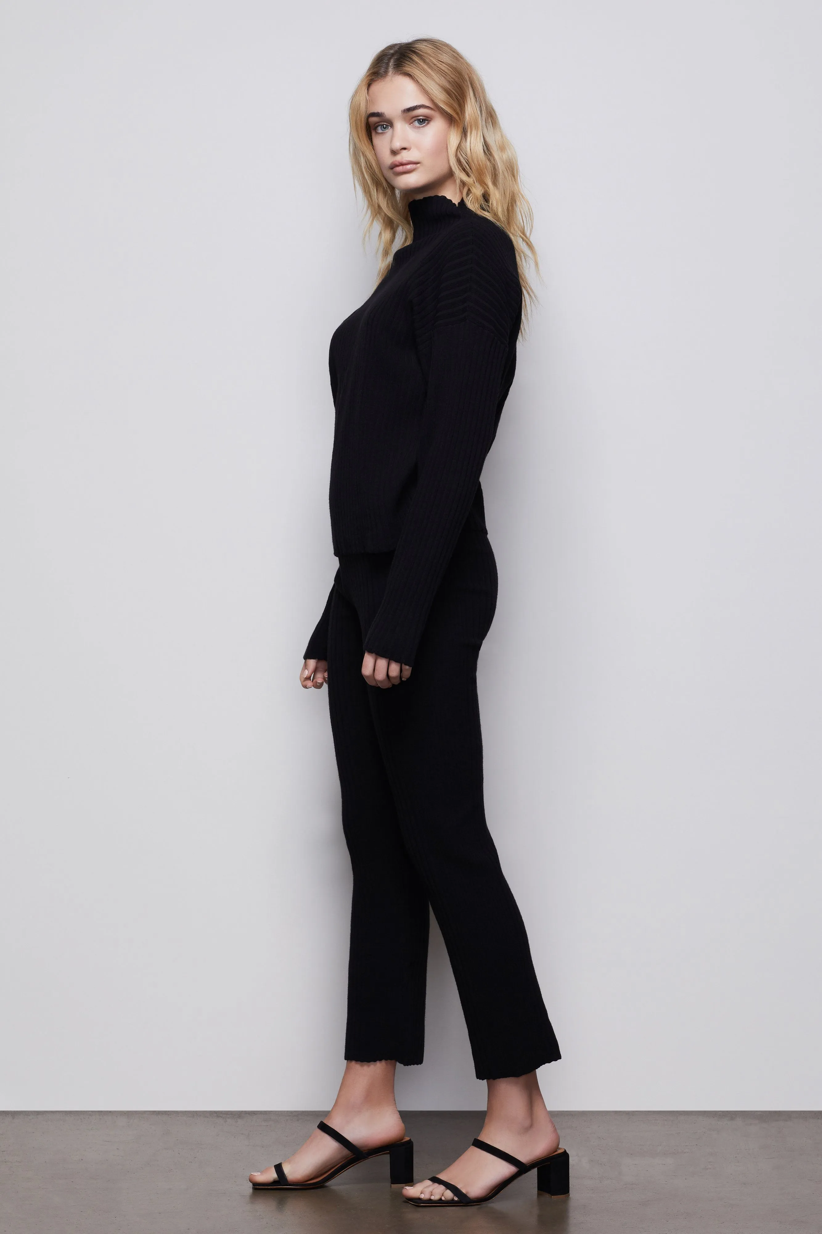 THE GO-TO BOXY SWEATER | BLACK001