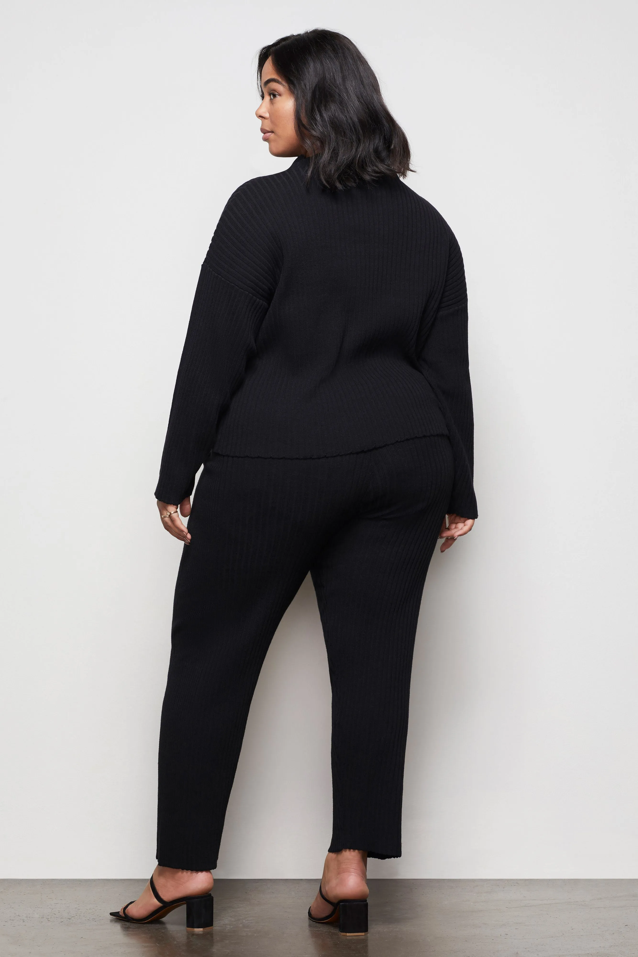 THE GO-TO BOXY SWEATER | BLACK001