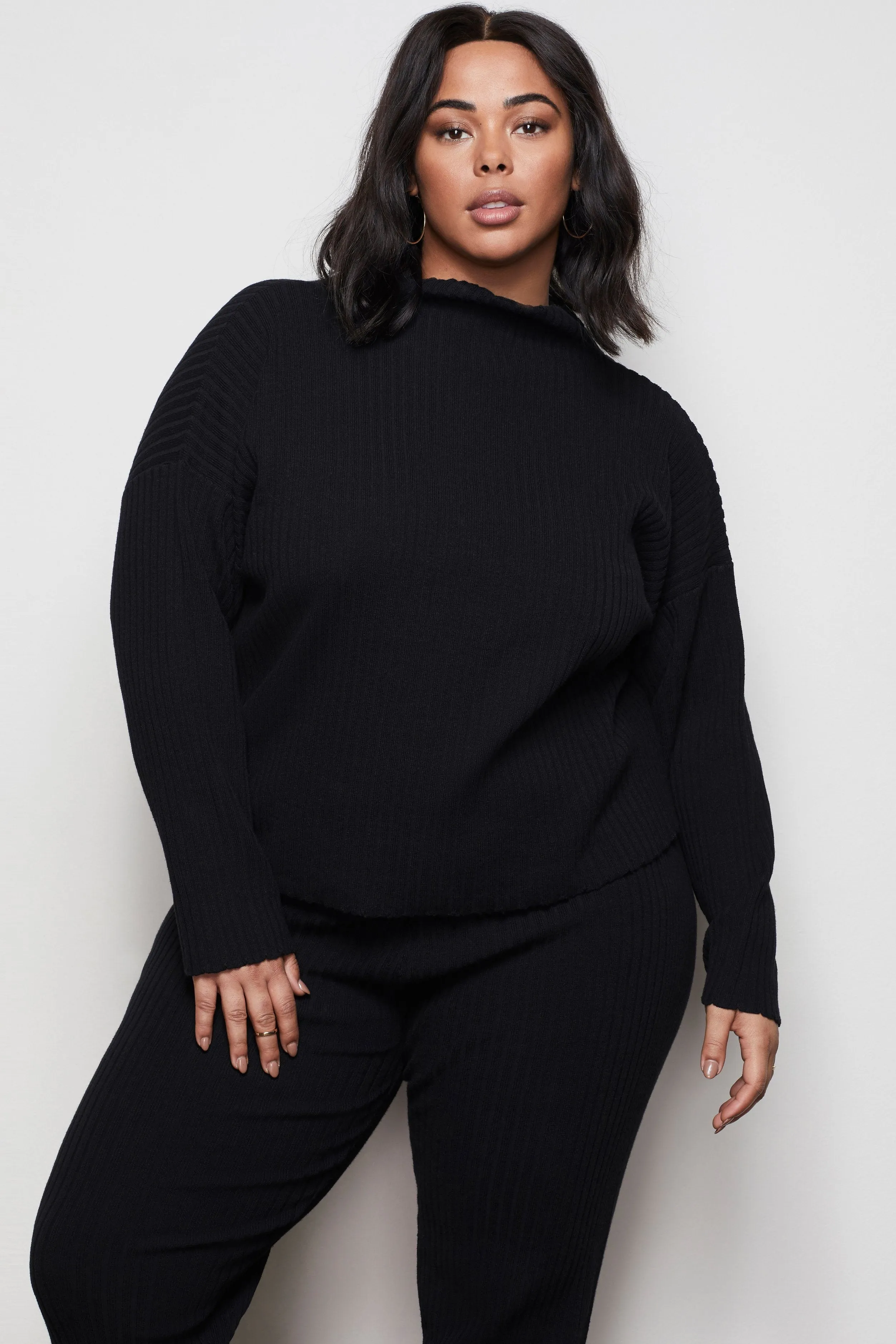 THE GO-TO BOXY SWEATER | BLACK001