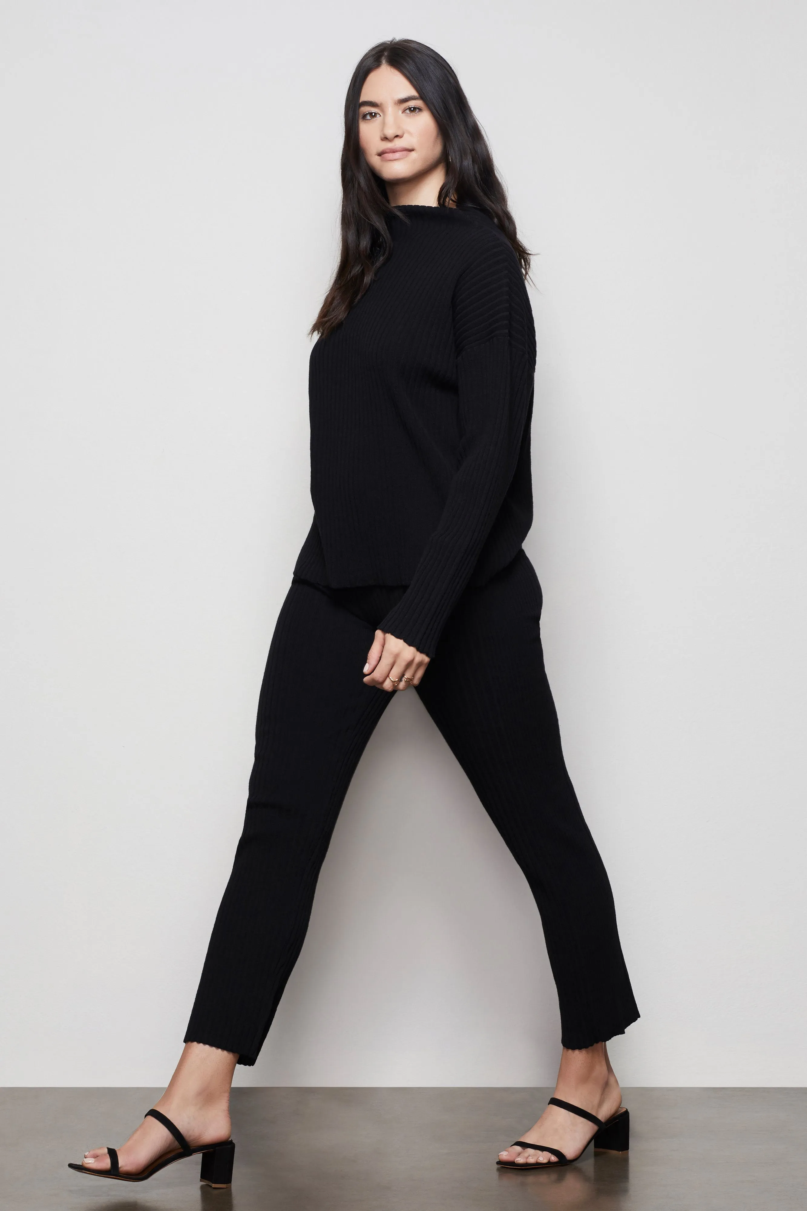 THE GO-TO BOXY SWEATER | BLACK001