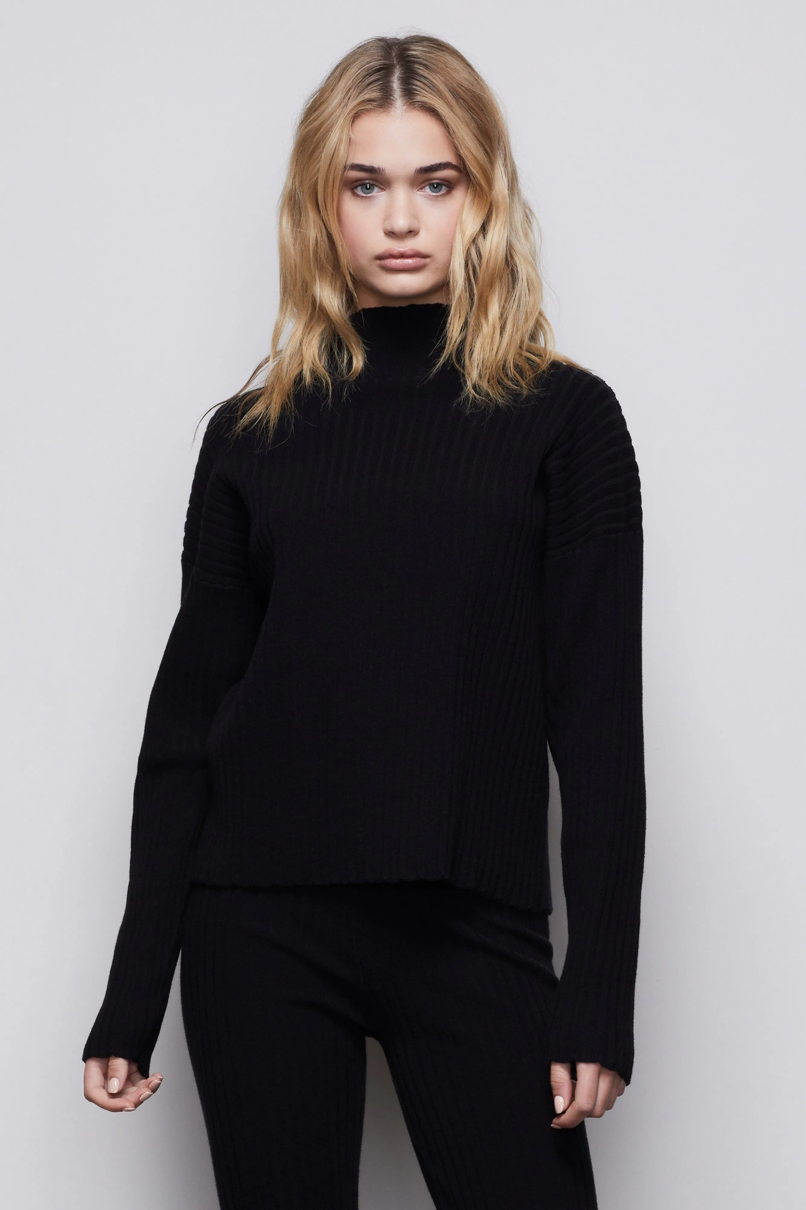 THE GO-TO BOXY SWEATER | BLACK001