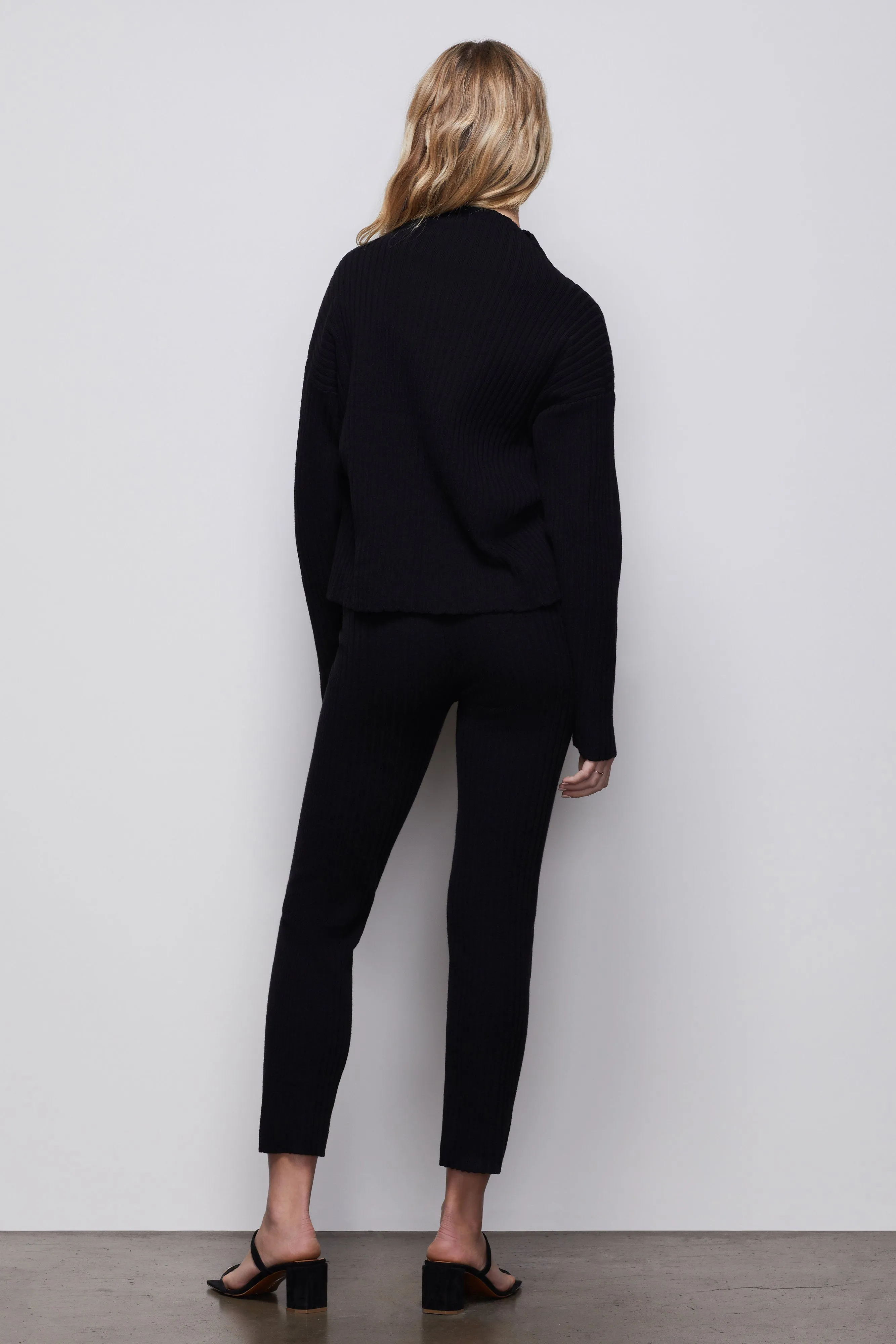 THE GO-TO BOXY SWEATER | BLACK001