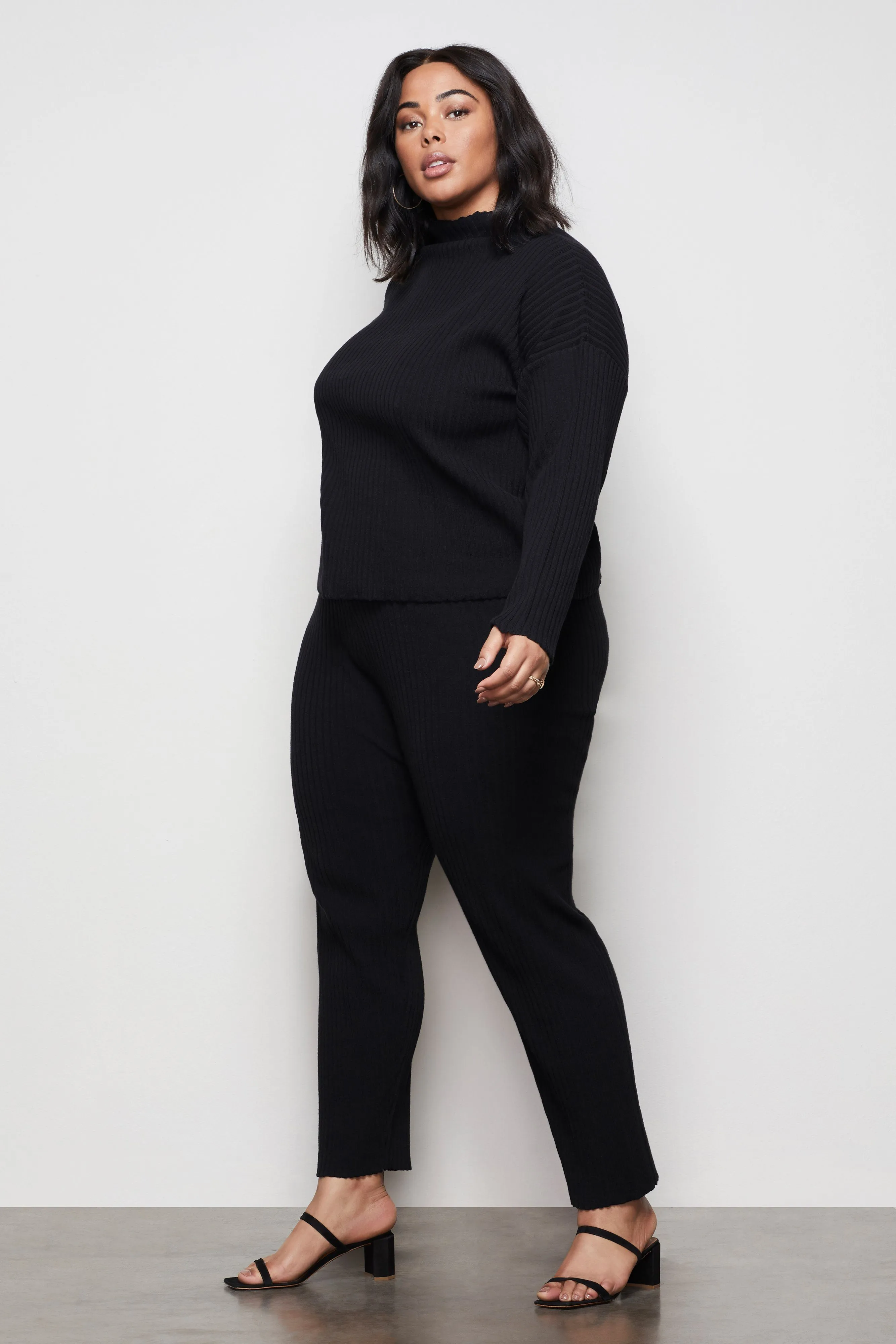 THE GO-TO BOXY SWEATER | BLACK001